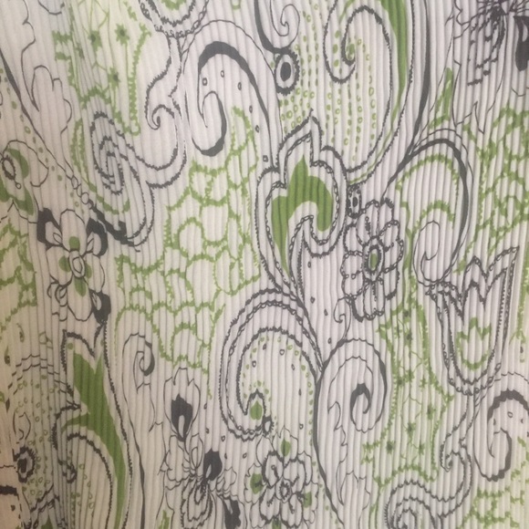 🌻Fun Flowy Ruched Blouse🌻 - Picture 3 of 3